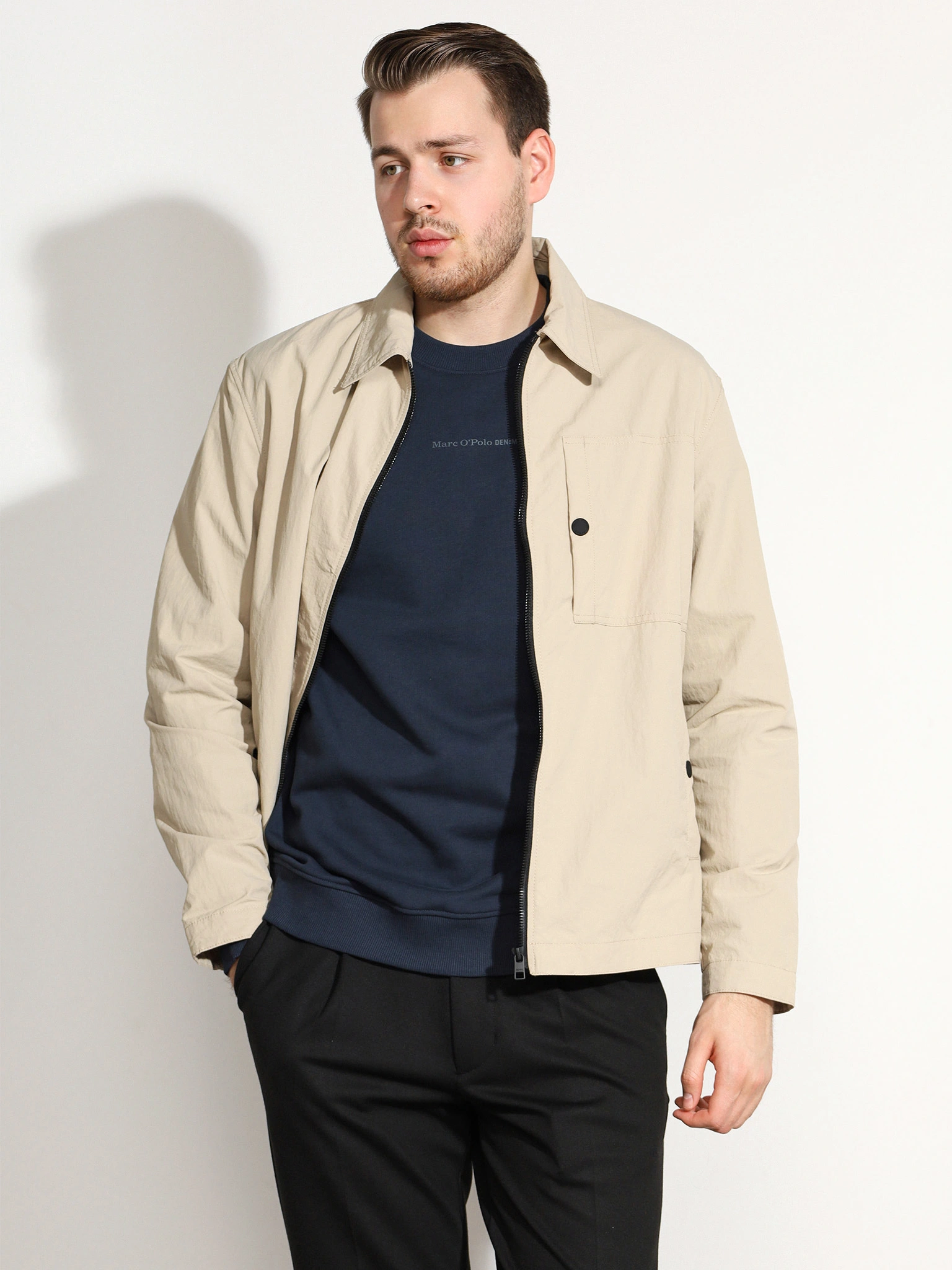 Куртка-ветровка бежевого цвета 